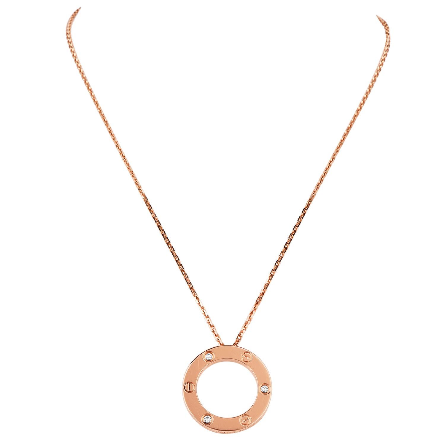 Le pendentif LOVE de Cartier est une pièce raffinée issue de l'une des collections les plus emblématiques de la Maison. Créée à l'origine dans les années 1970 à New York, la collection LOVE a brisé les conventions avec ses motifs de vis