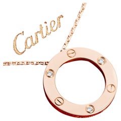 Colgante Cartier LOVE - 3 diamantes, oro rosa de 18 quilates, diseño icónico