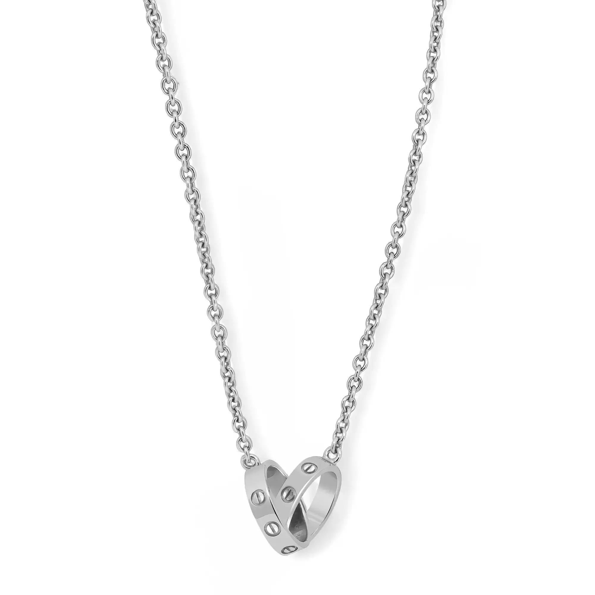 Collana con ciondolo Cartier Love realizzata in pregiato oro bianco 18 carati. Lunghezza della collana: 17 pollici. Diametro interno: 8 mm. Peso totale: 7,34 grammi. Ottime condizioni d'uso. La scatola originale e la carta non sono incluse. 
