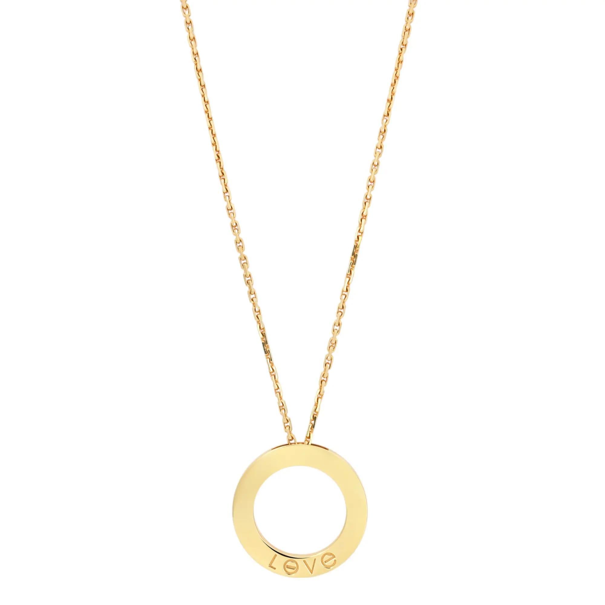 Collana con ciondolo Cartier Love tempestata di 3 diamanti rotondi taglio brillante del peso di 0,07 carati. Realizzato in pregiato oro giallo 18 carati. Lunghezza della catena: 16,5 pollici. Diametro interno: 16 mm. Peso totale: 13,94 grammi.
