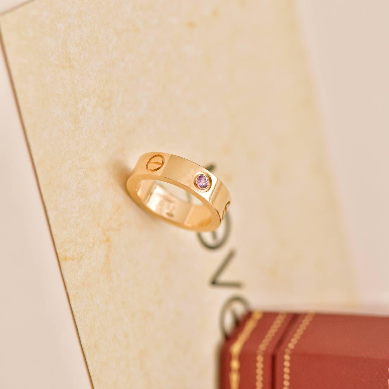 SKU	33301786
Livré avec	Set complet (boîte + carte)
Date	2013
Modèle	B4064452
Numéro de série	XJ****
Métal	Or rose 18k
Pierres	Saphir rose
Poids	Environ 9,49 g
Largeur	Environ 2 cm
Taille de l'anneau 	52 
Condit	Excellent
Autres informations	Taille