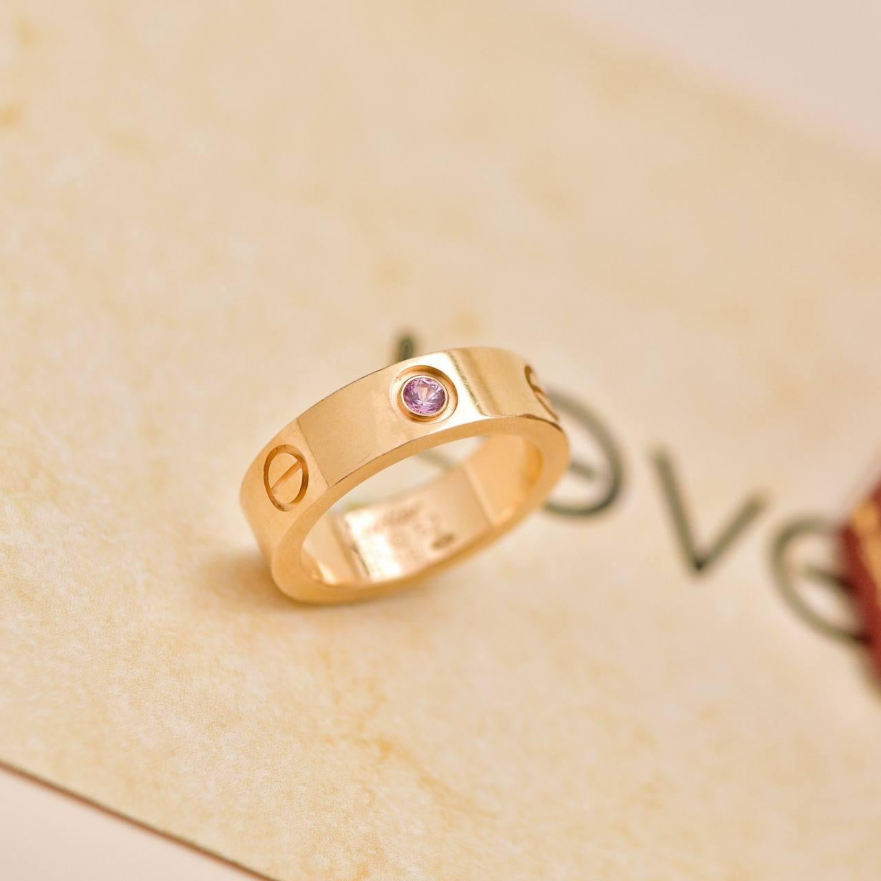 Bague Cartier Love en or rose 18 carats saphir rose Taille 52 Excellent état - En vente à Banbury, GB