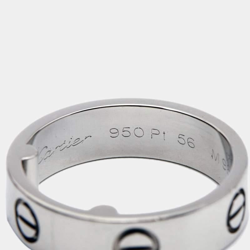 Uno de los diseños más icónicos y queridos de la casa Cartier, este impresionante anillo Love es un icono de estilo y lujo. Fabricado en platino, este anillo presenta detalles de tornillos por toda la superficie como símbolos de una unión sellada y