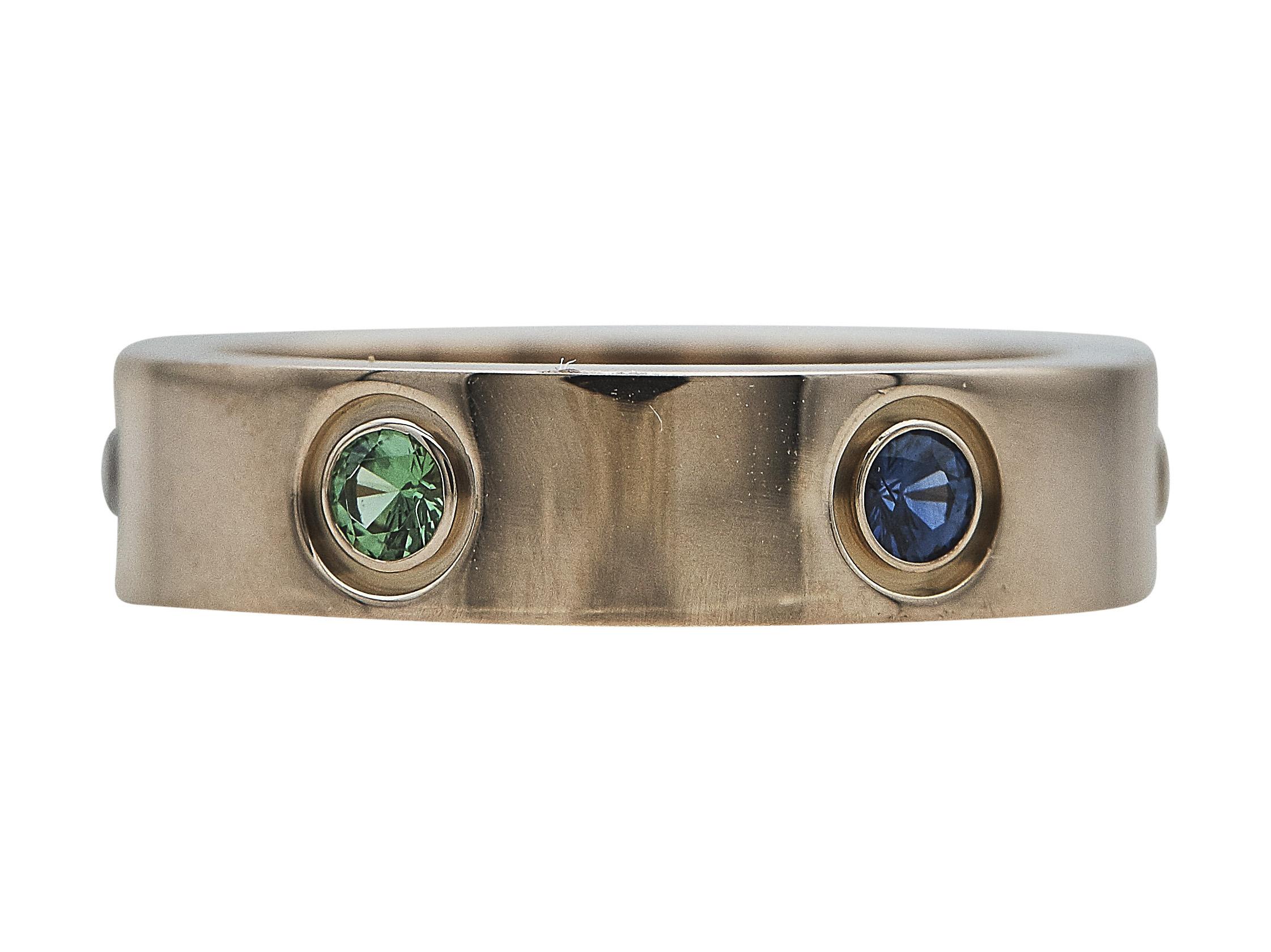 Der Ring: Ein Cartier Love Band Ring . Entworfen in achtzehn Karat Gelbgold, besetzt mit farbigen Edelsteinen im Rundschliff. Es handelt sich um eine Größe 58.

Der Ring ist in ausgezeichnetem Zustand, mit nur ein paar kleinen Kratzern, die mit