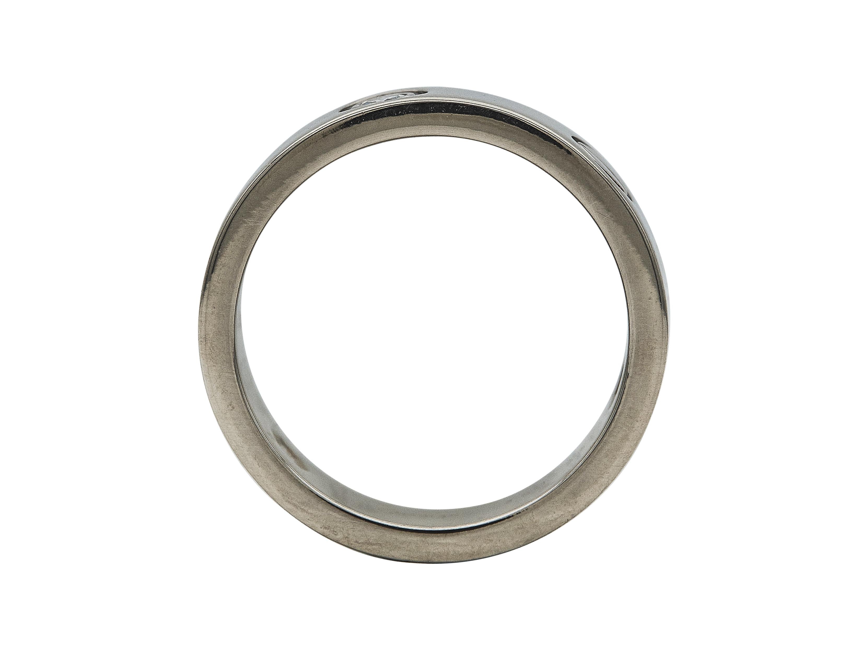 L'anello: Un anello Cartier Love in oro bianco a diciotto carati, con tre diamanti rotondi taglio brillante. L'anello è una misura 56. 

Accompagnato da ...

Scatola originale

L'anello è in condizioni eccellenti, con solo qualche piccolo graffio