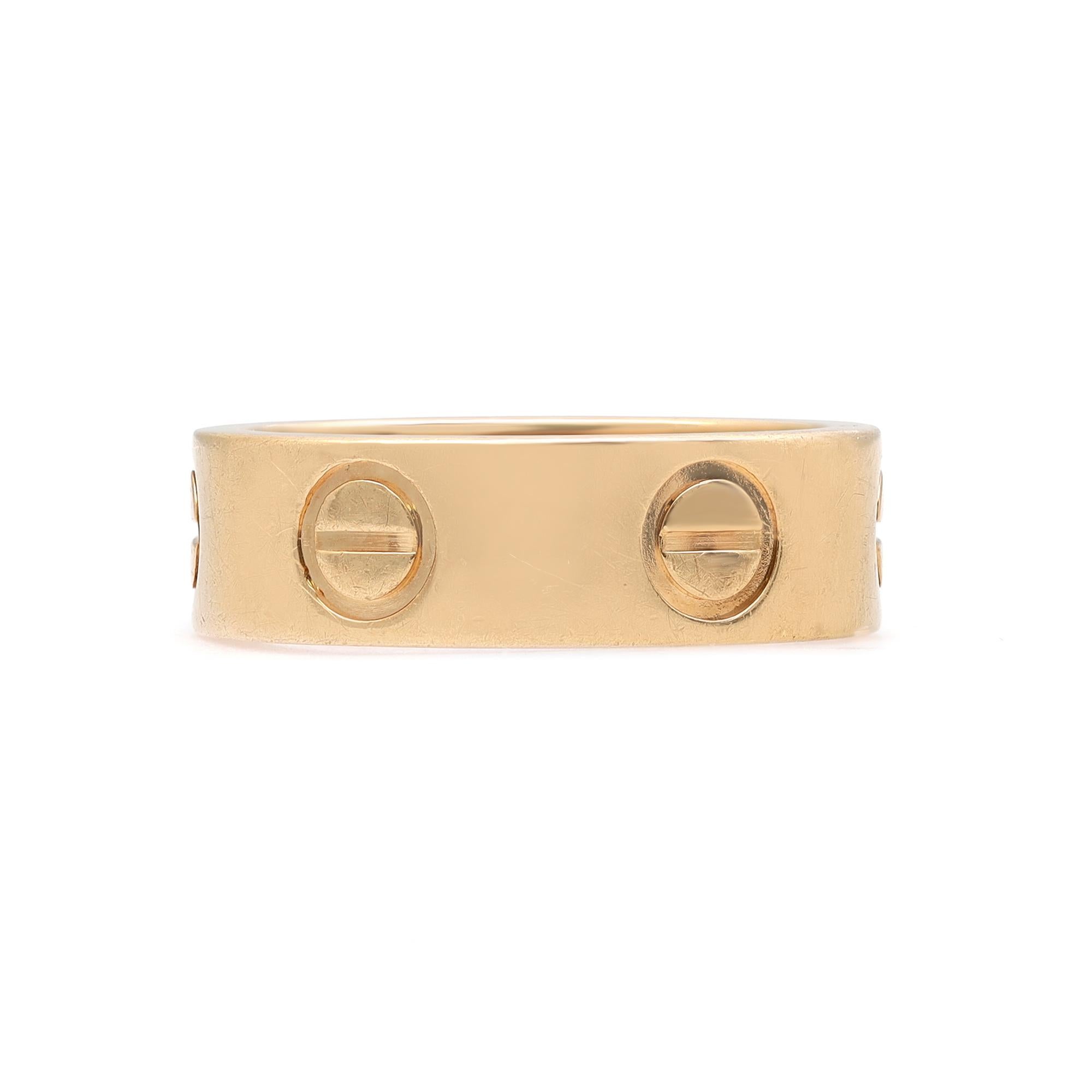 Cartier Love Ring aus 18 Karat Gelbgold. Ringgröße 47 US 4. Breite: 5,4 mm. Toller gebrauchter Zustand. Kommt mit einer alten Originalbox und Chronostore-Gutachten. Keine Papiere enthalten.  
