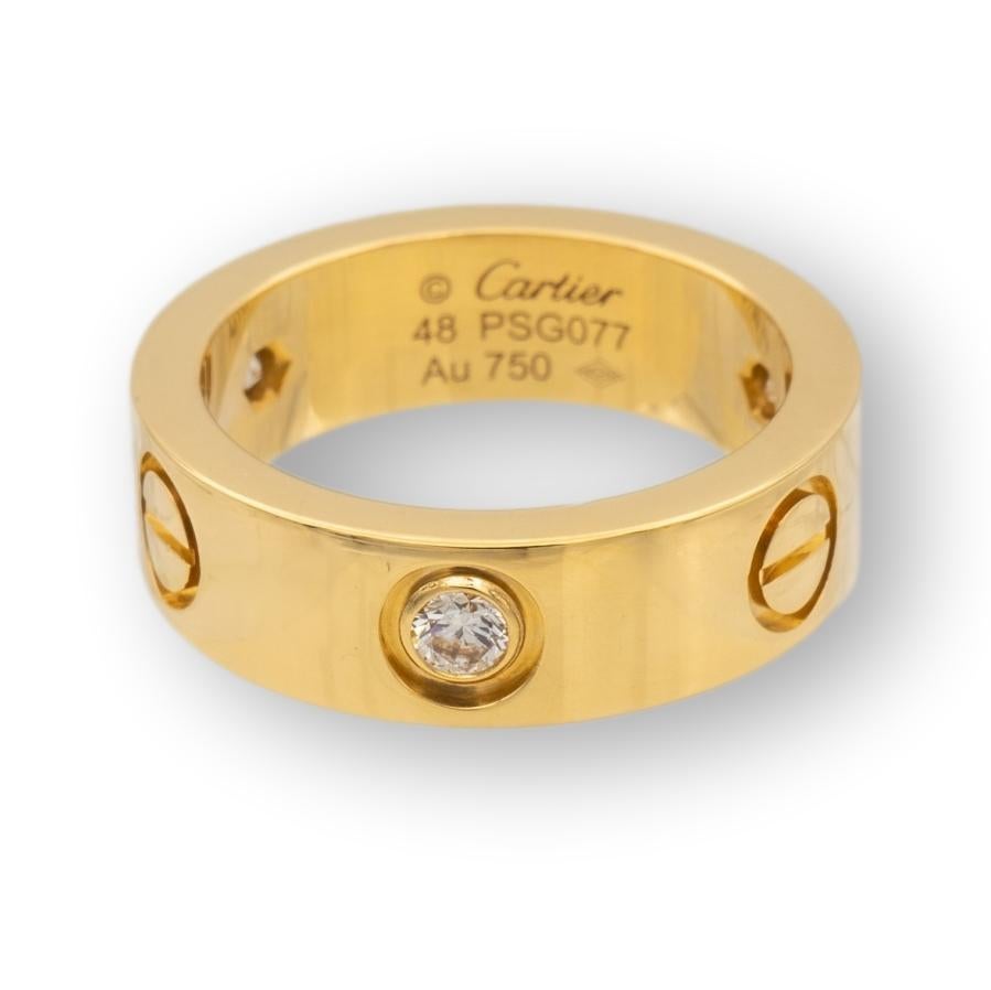 Bague Cartier de la collection LOVE finement travaillée en or jaune 18 carats avec 3 diamants ronds de taille brillant pesant 0,22 cts au total.  Comprend un certificat d'authenticité.  L'anneau est entièrement poinçonné.

Spécifications de