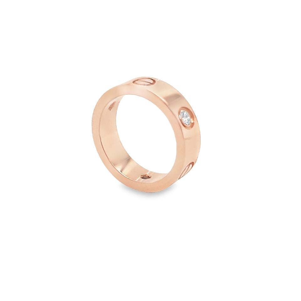Liebesring, 18 Karat Roségold, besetzt mit 3 Diamanten im Brillantschliff von insgesamt 0,22 Karat. 
Der Ring ist eine Größe 53 / U.S. Größe 6.5 mit der Serie MCR---. Ring ist vollständig vom Designer gestempelt 