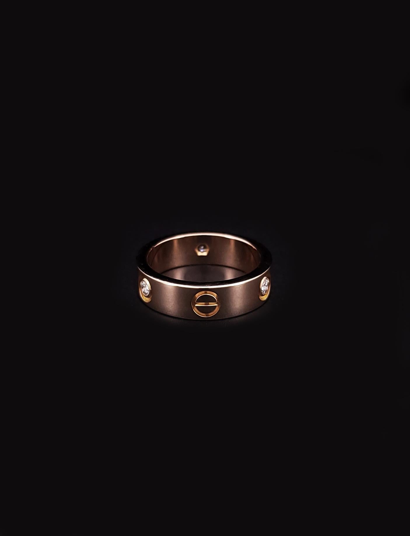Product Description: 

LOVE ring 
Rose gold (750/1000) 
Width: 5.5 mm 
Weight: 8.5 gr

*New ring with box.
