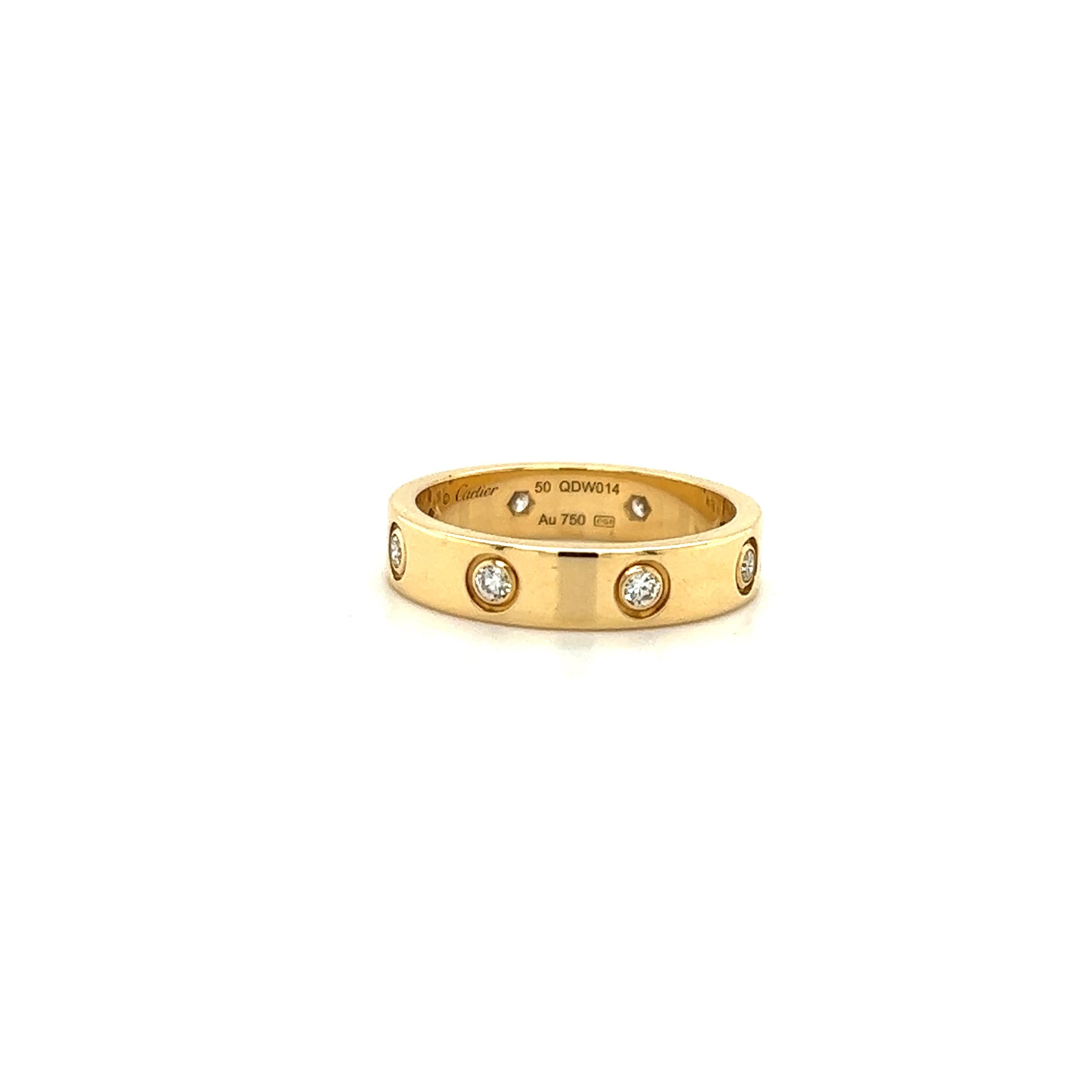 Schöner Ring des famosen Designers Cartier. Dieses ikonische Design aus der Love Collection ist in 18 Karat Gelbgold gefertigt. Der Ring ist mit 8 Diamanten besetzt, was dem Design ein Gesamtkaratgewicht von 0,19 ct verleiht. Die Diamanten sind von