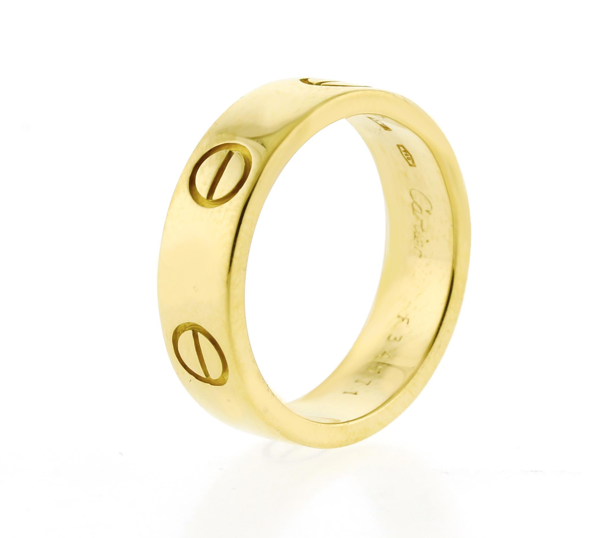 L'anello Cartier LOVE, modello classico, in oro giallo 18 carati è un emblema duraturo di impegno ed eleganza. Disegnati negli anni '70, i motivi a vite tipici della collezione e la perfetta forma ovale simboleggiano un legame indissolubile. 
Con