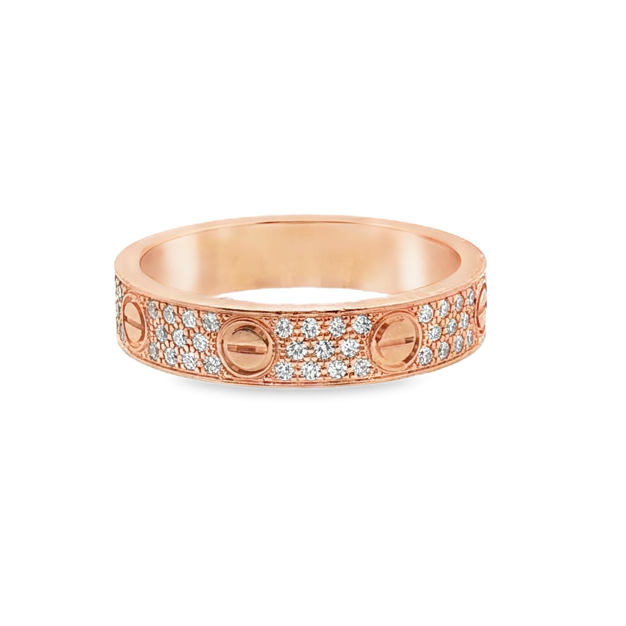 L'amour, enfermé dans le feu.

Un talisman de dévotion réimaginé en diamants. Issue de la collection emblématique Love de Cartier, cette bague 2020 est forgée en or rose 18 carats et pavée d'une constellation de diamants blancs ronds - chacun
