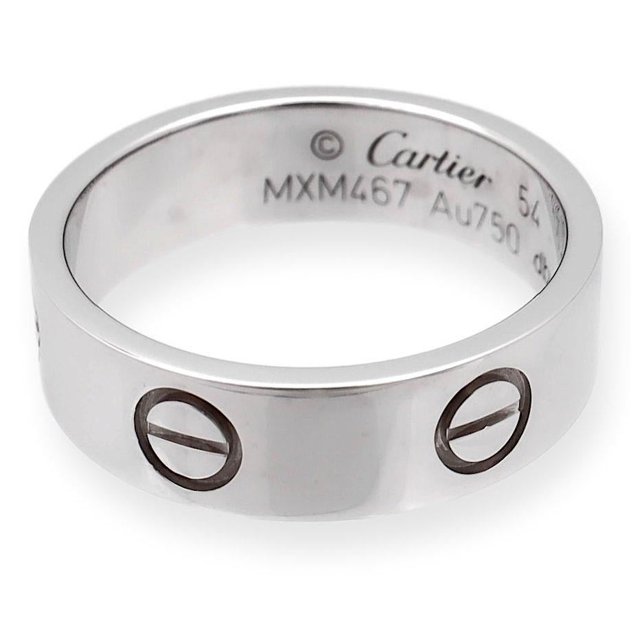 Cartier-Ring aus der Kollektion LOVE in 18er Weißgold mit Schraubenmotiven. Die Breite beträgt 5,5 mm. Inklusive Echtheitszertifikat. Der Ring ist vollständig mit Logo, Seriennummern, Größe und Metallgehalt gestempelt.

Ring-Spezifikationen
Marke:
