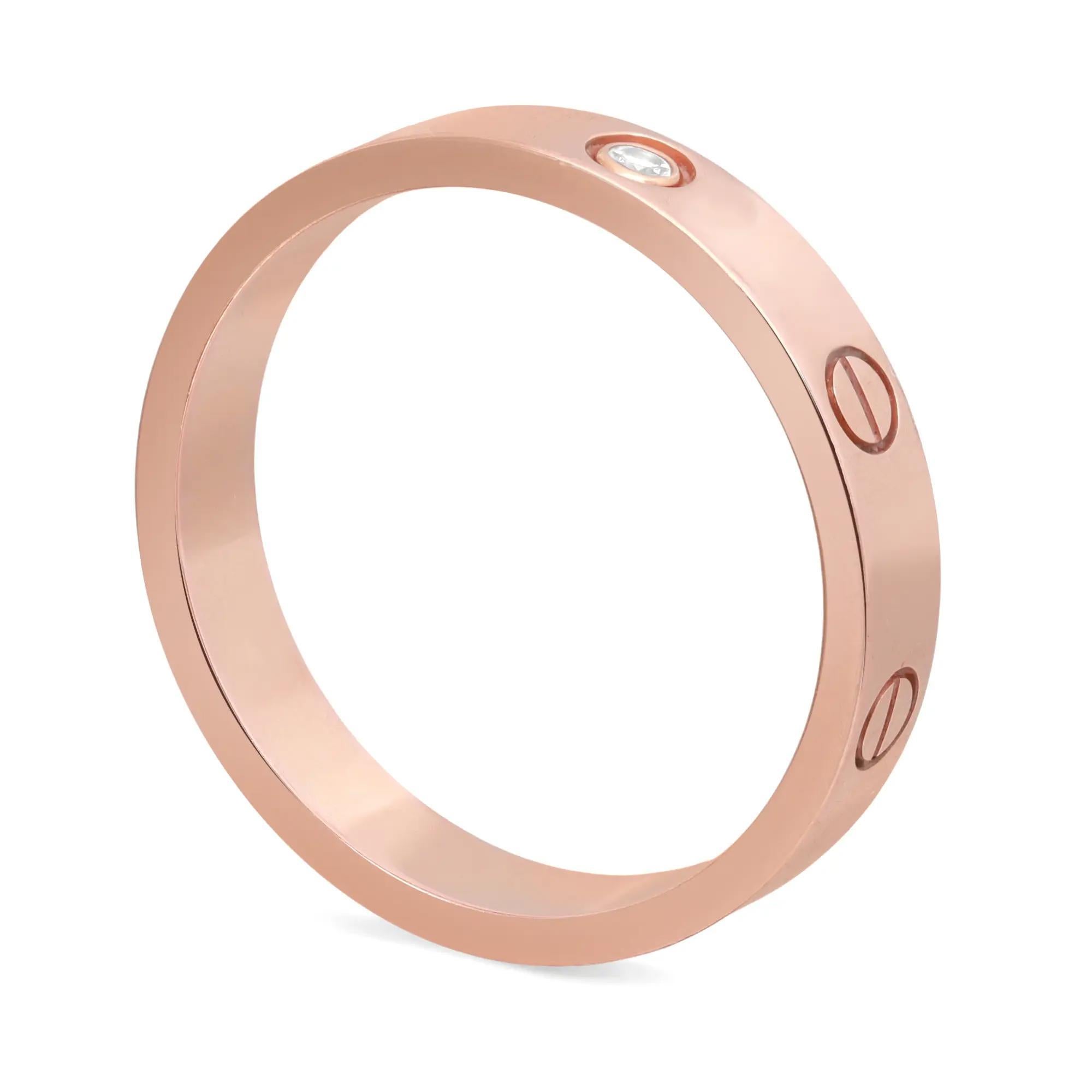 Anello Cartier Love one diamond in oro rosa 18 carati. Con un diamante rotondo taglio brillante del peso di 0,02 carati. Larghezza dell'anello: 4 mm. Misura dell'anello: 60 US 9. Ottime condizioni d'uso. Viene fornito con scatola e certificato
