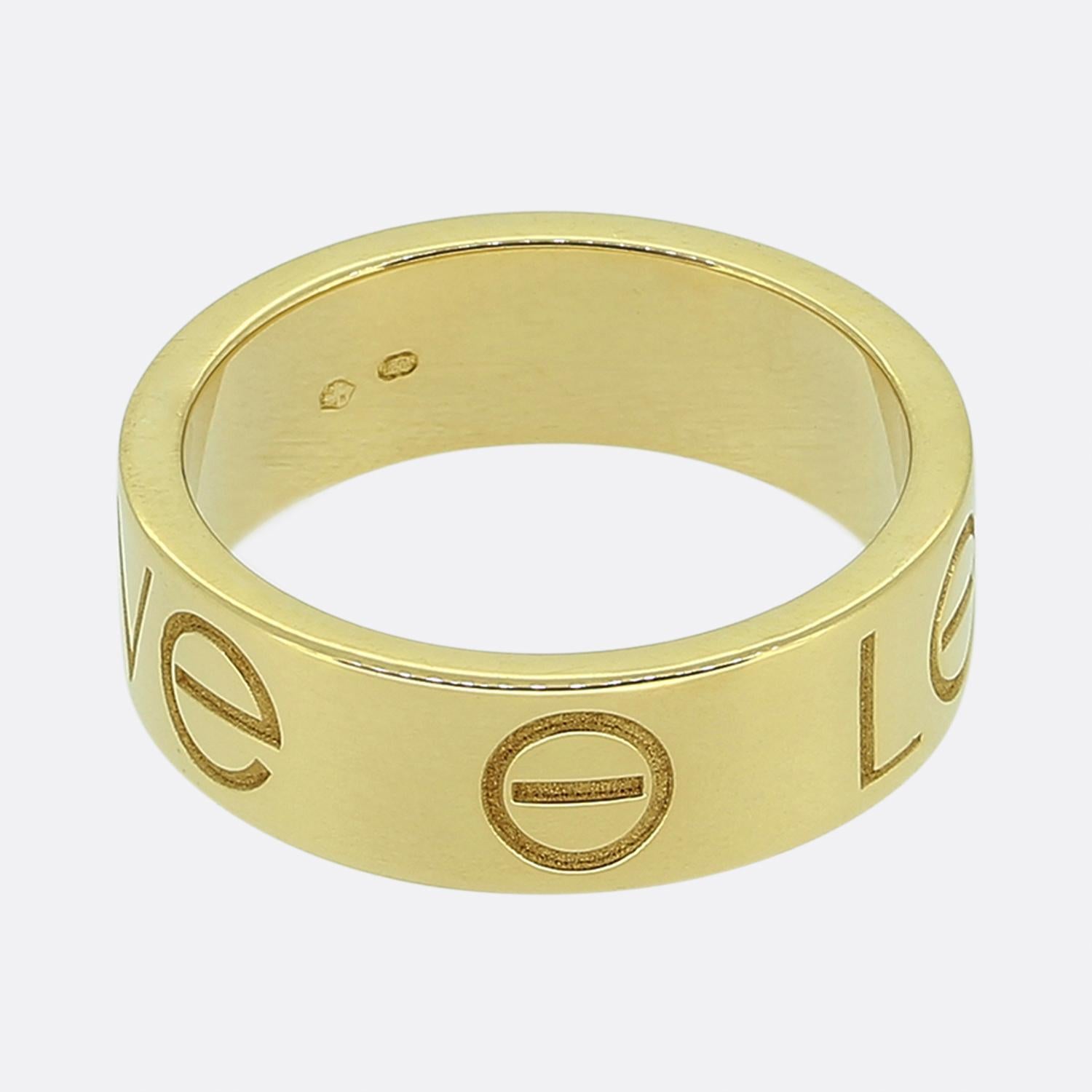 Ecco un anello a fascia in oro giallo 18 ct della famosa casa di gioielli di lusso Cartier. Questo anello fa parte dell'iconica collezione LOVE ed è uno dei gioielli più famosi al mondo, con l'iconico motivo della vite intrecciato alla parola