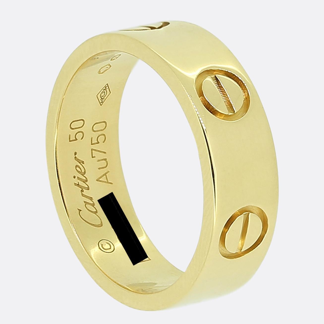 Hier haben wir einen Ring aus 18 Karat Gelbgold aus dem weltbekannten Luxusschmuckhaus Cartier. Dieser Ring ist Teil der kultigen LOVE-Kollektion und gehört zu den berühmtesten Schmuckstücken der Welt. Dies ist das breitere Modell mit einer Breite