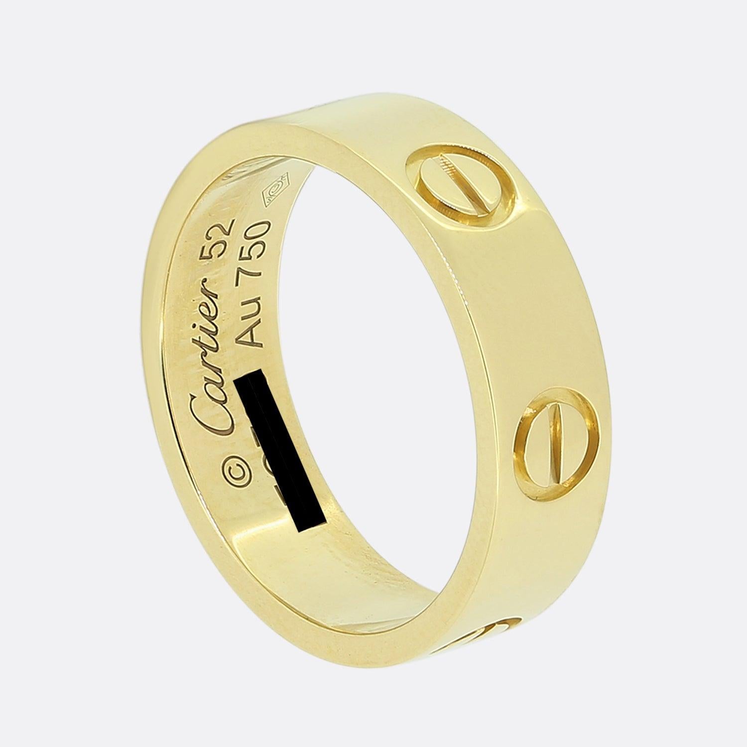 Hier haben wir einen Ring aus 18 Karat Gelbgold aus dem weltbekannten Luxusschmuckhaus Cartier. Dieser Ring ist Teil der kultigen LOVE-Kollektion und gehört zu den berühmtesten Schmuckstücken der Welt. Dies ist das breitere Modell mit einer Breite