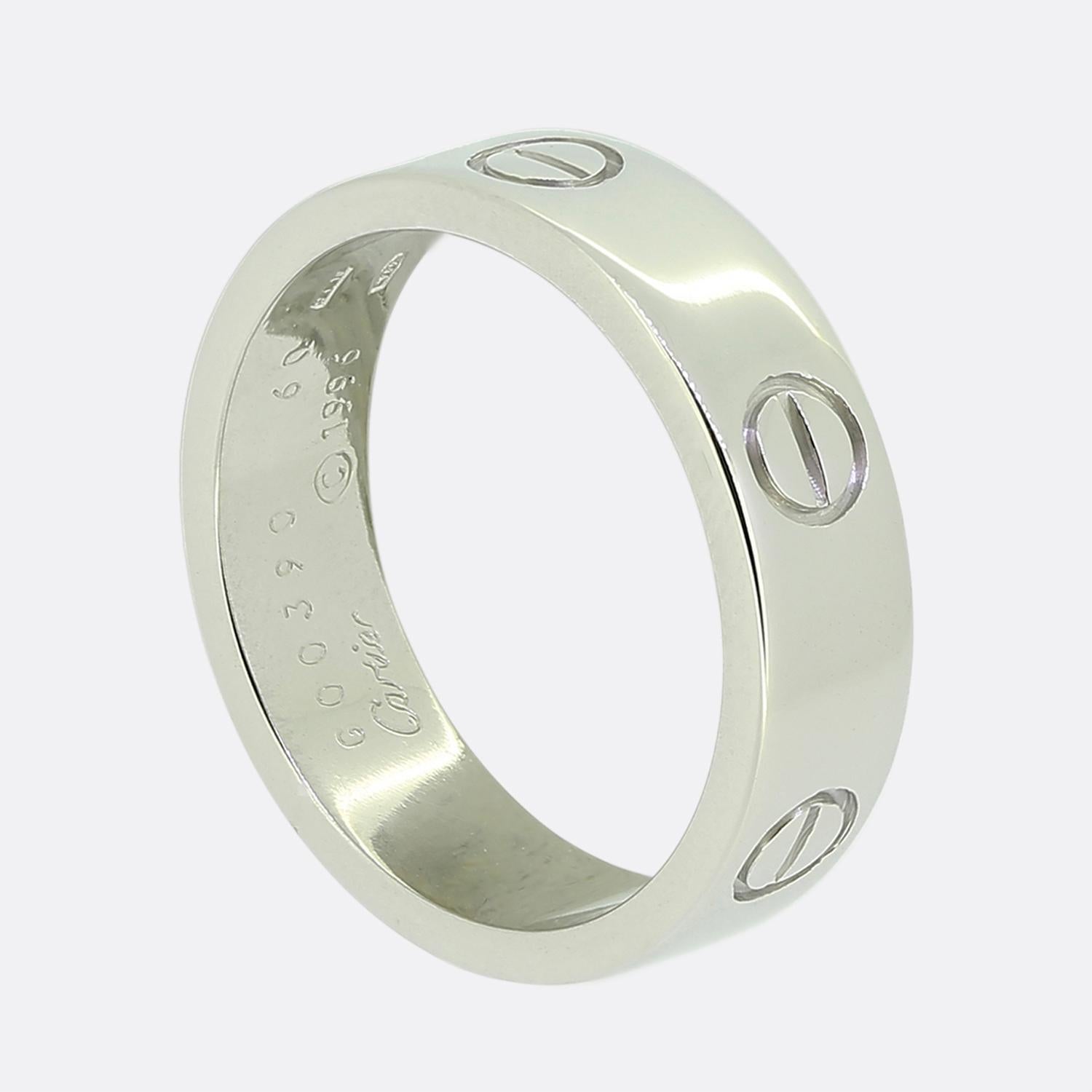 Dies ist ein Ring aus 18 Karat Weißgold aus dem weltbekannten Luxusschmuckhaus Cartier. Der Ring ist Teil der kultigen LOVE-Kollektion und gehört zu den berühmtesten Schmuckstücken der Welt. Dies ist das breitere Modell mit einer Breite von 5,5 mm.