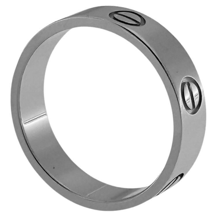 Talla Cartier : 59

El Anillo Cartier Love de oro blanco de 18 quilates es un símbolo icónico de amor y compromiso eternos. Diseñado como parte de la legendaria colección Love de Cartier, este anillo irradia elegancia atemporal y refinada