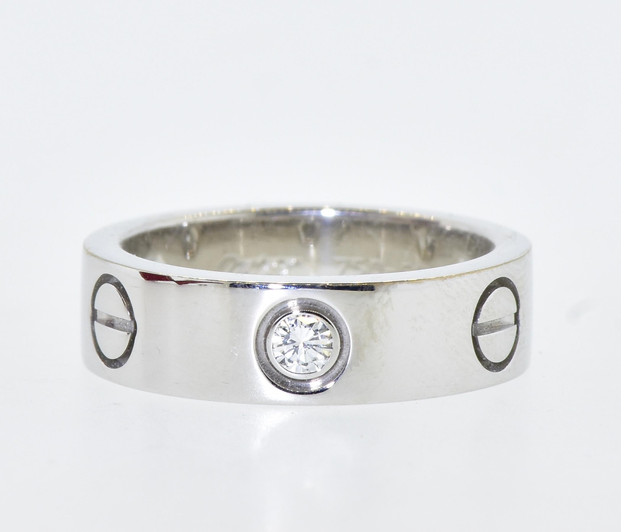 Cartier Liebesring aus 18 Karat Weißgold.  Die 3 Diamanten im Brillantschliff wiegen 0,22 Karat.  Dieser Ring ist signiert und nummeriert, datiert, 1998,  Mit der europäischen Größe auf der Innenseite markiert.  Der Ring ist eine amerikanische Größe