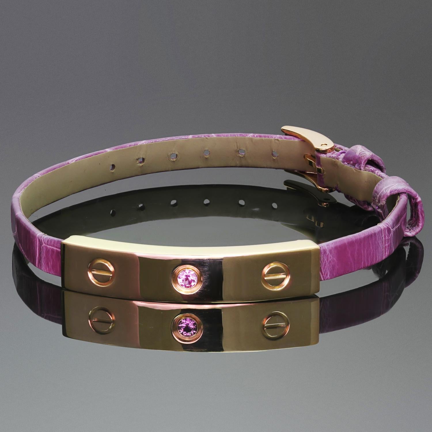 Dieses wunderschöne Armband von Cartier aus der ikonischen Love Collection besteht aus einer Schiebestange aus 18 Karat Roségold, die mit einem runden lila-rosafarbenen Saphir besetzt ist, und wird durch ein malvenfarbenes Krokodillederband und eine