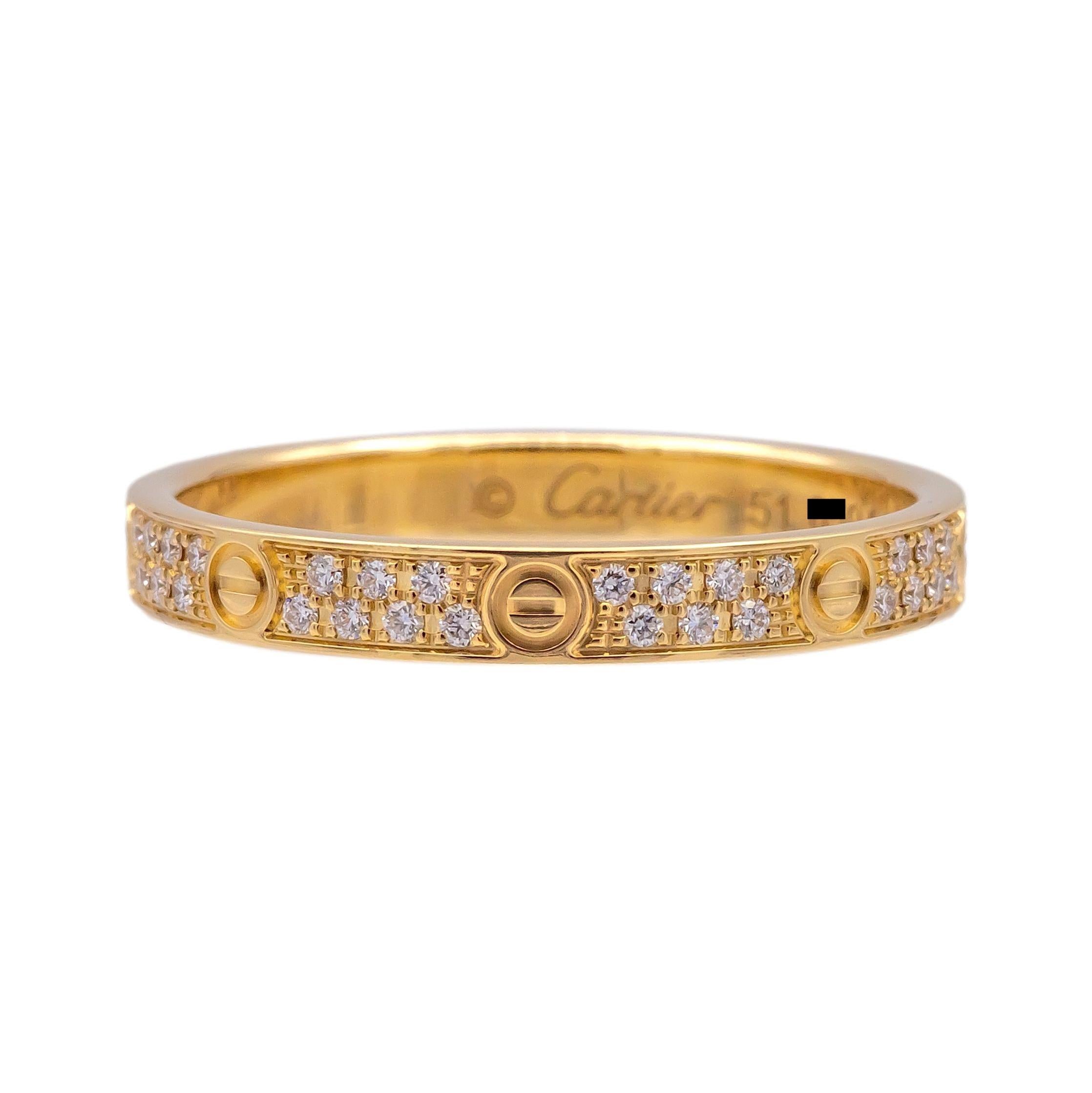 Dieser Cartier Love Small Diamond Pave Ring ist aus 18 Karat Gelbgold gefertigt und mit 56 runden Diamanten im Brillantschliff mit einem Gesamtkaratgewicht von 0,19 Karat besetzt, die sich um den 2,6 mm breiten Ring befinden. Dieser Ring aus der