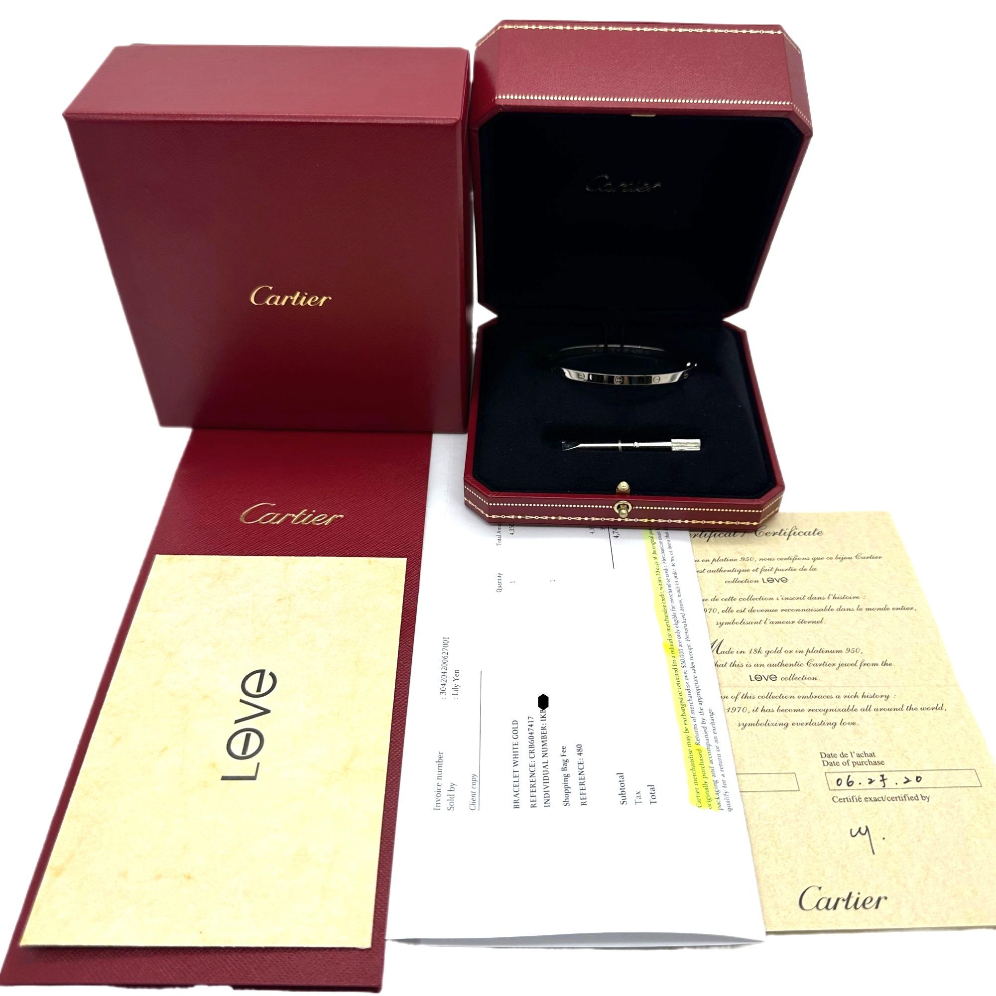 CARTIER LOVE KLEINES MODELL ARMBAND
Stil: Armspange NEW STYLE 2020
Seriennummer: IKB***
Metall: 18kt Weißgold
Größe: Cartier 17
Breite: 3,6 MM
Wahrzeichen:  © Cartier  17 IKB*** Au750 db
Enthält: CARTIER Innen- und Außenschachtel - COA -