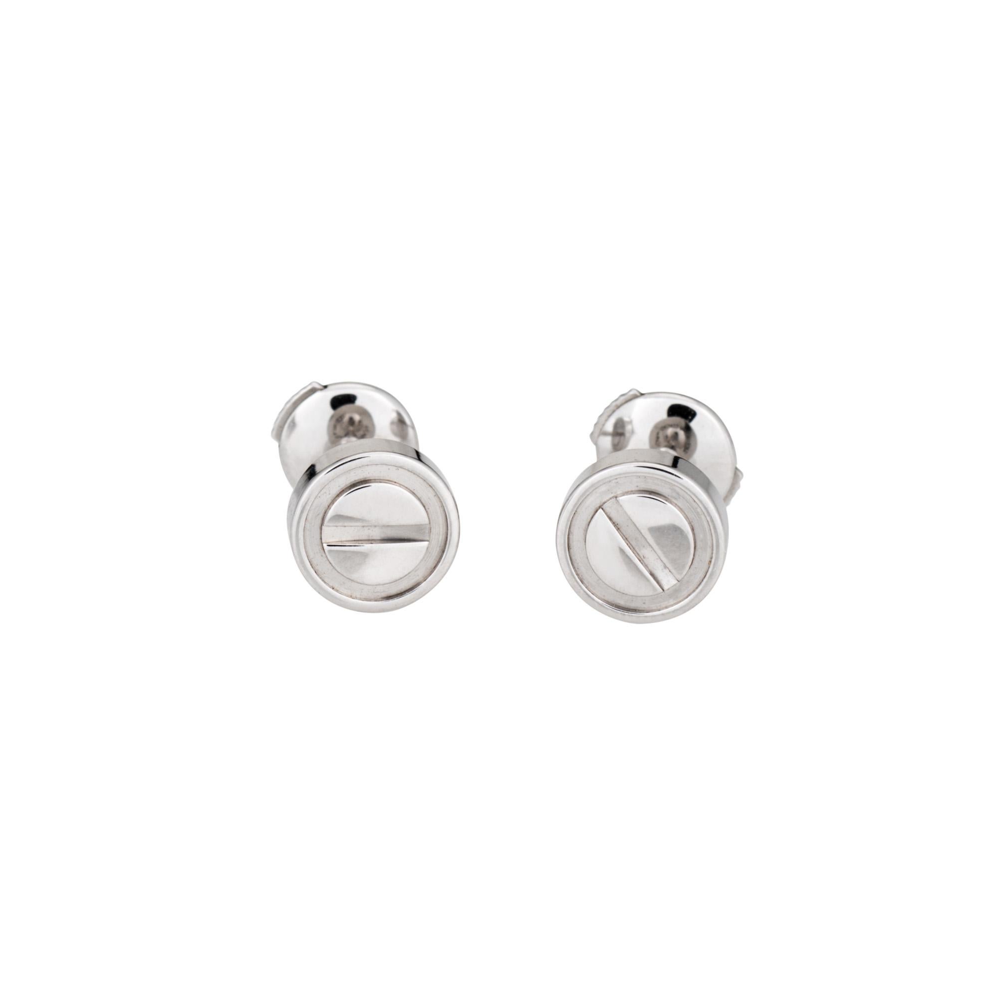 Eleganti orecchini Cartier LOVE in oro bianco 18 carati (collezione attuale).  

I classici orecchini a perno con il motivo dell'amore sono ideali per essere indossati tutti i giorni. Gli orecchini sono accompagnati da un Certificato di Autenticità