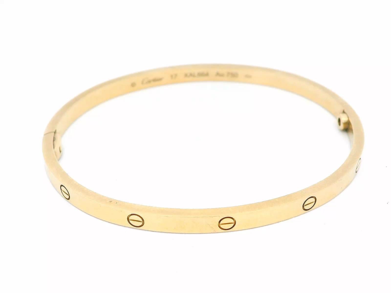 Dies ist ein Cartier Love Thin Armband in Größe 17, gefertigt aus luxuriösem Gelbgold. Er besticht durch sein schlichtes, minimalistisches Design mit den ikonischen Schraubenmotiven, die für Liebe und Engagement stehen. Das Armband wird von der