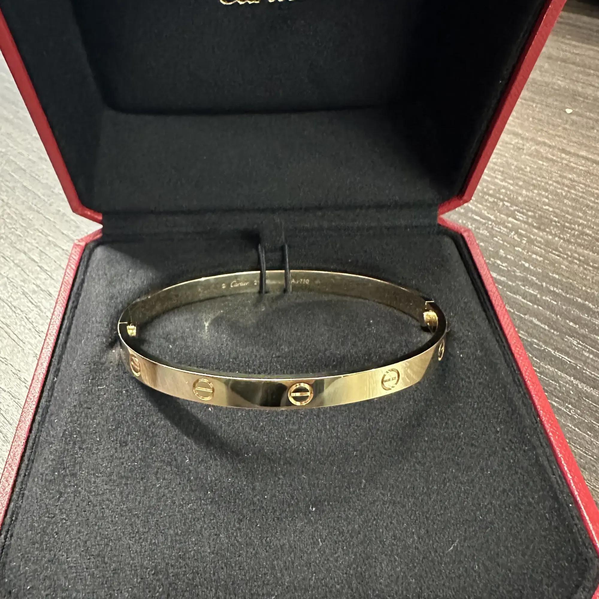 Bracelet unisexe Love de Cartier en or jaune 18 carats. Taille 21. Nouveau système de vis. Largeur : 6,1 mm. Poids total : 40,66 grammes. Excellent état d'occasion. Livré avec une boîte d'origine Cartier et un tournevis. Les papiers ne sont pas