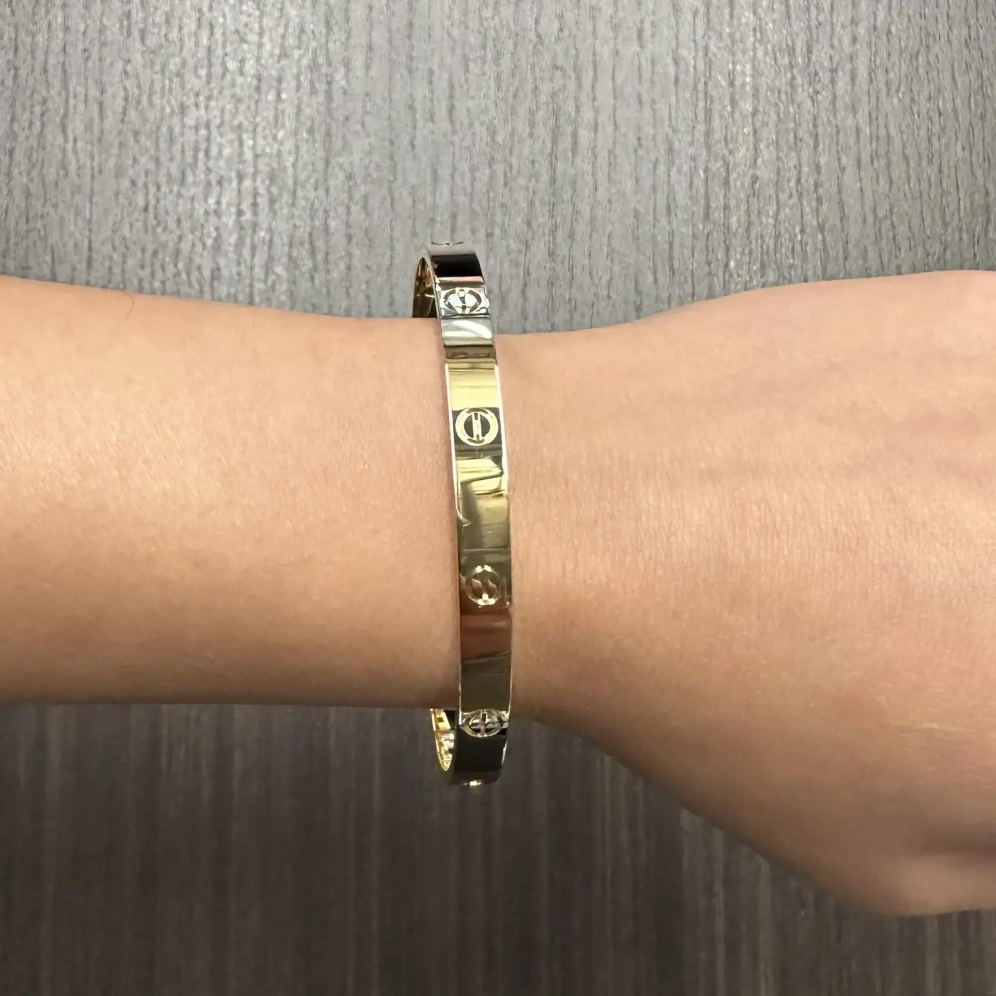 Bracelet unisexe Love de Cartier en or jaune 18k Taille 21 Excellent état - En vente à New York, NY
