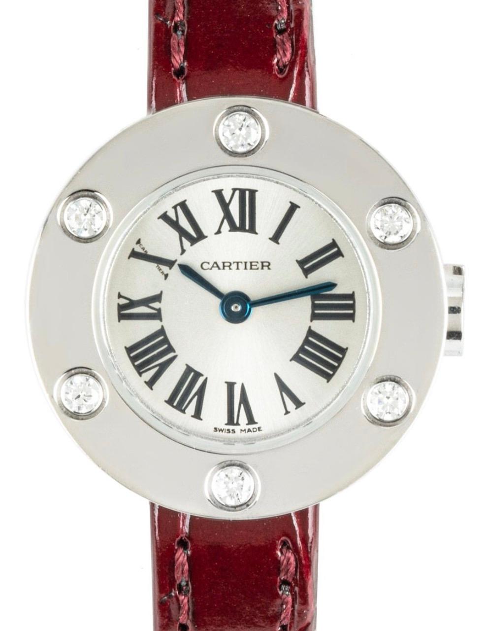 Eine 23 mm große Cartier Love Damenuhr aus Weißgold. Sie verfügt über ein silberfarbenes Zifferblatt mit römischen Ziffern, eine versteckte Cartier Signatur beim 
