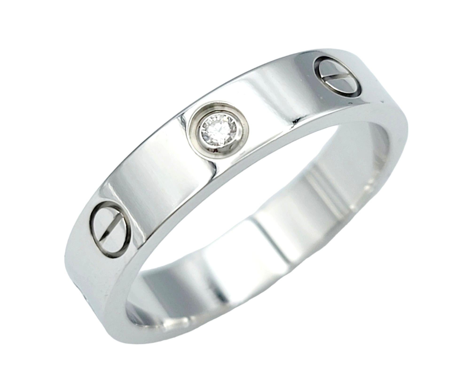 Ringgröße: 6.5 (US), 53 (EU)

Dieser atemberaubende Cartier Love Ring aus 18 Karat Weißgold mit einem einzelnen Diamanten ist ein Symbol für zeitlose Eleganz und Raffinesse. Dieser vom renommierten Haus Cartier gefertigte Ring weist das ikonische