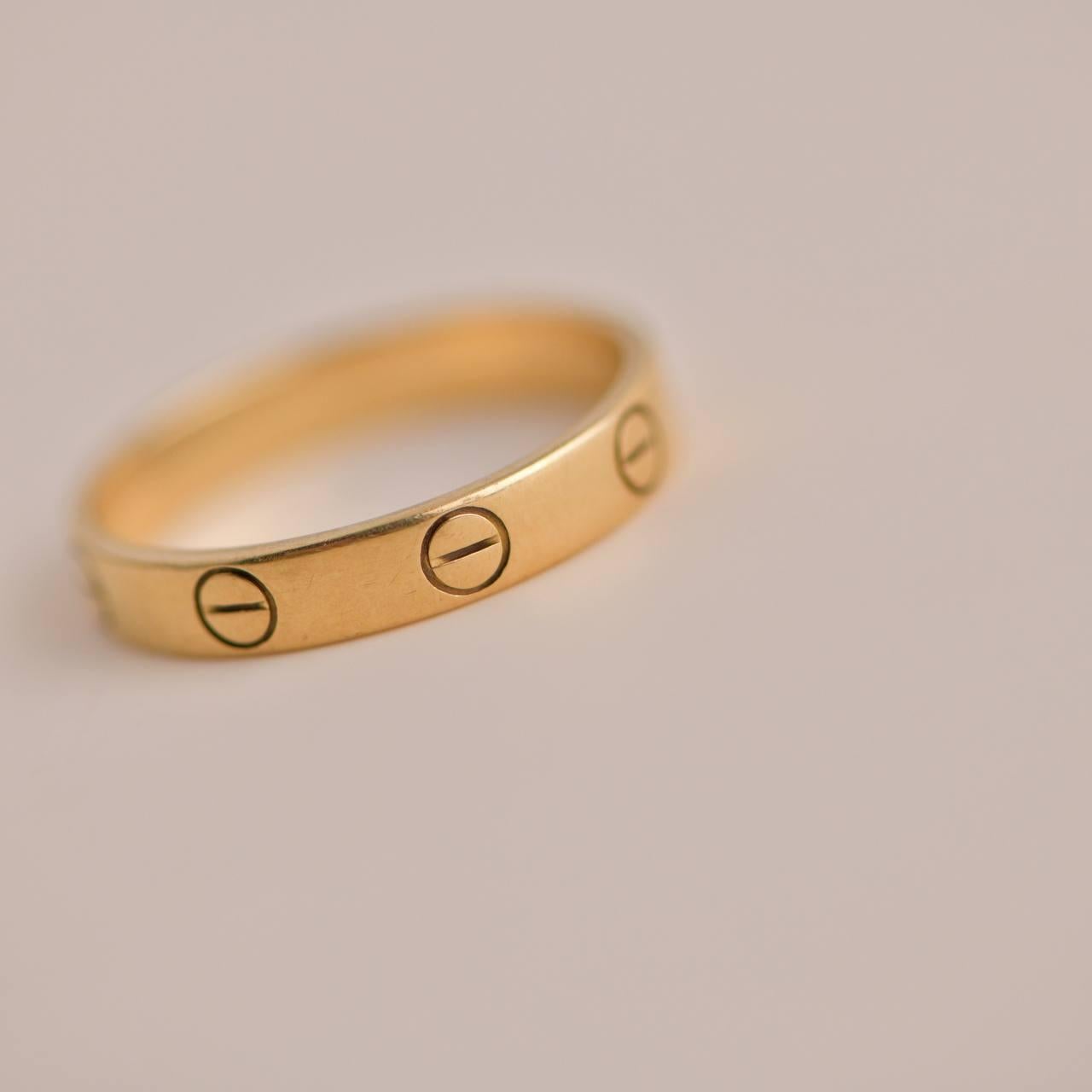 SKU 	CT-1928
Brand	Cartier
Model	B4085253
Date	Circa 2012
Size	        EU 53 / US 6.5 / UK M
_______________________________________________________
Metal	18K Yellow Gold
Serial No.	UW****
RRP	        £1,200 Inc taxes / $ 1,250 / 1350 € Inc