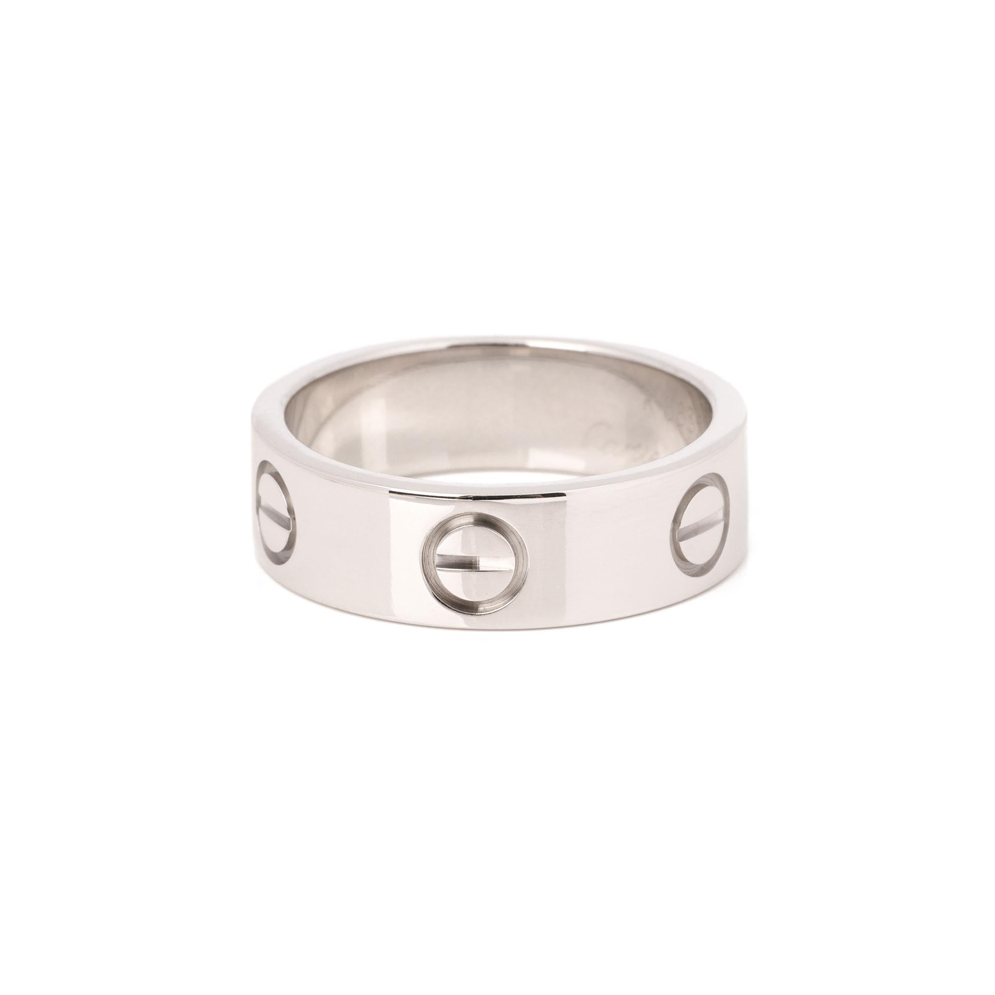 This ring by Cartier is from their Love collection and features their iconic screw detail in 18ct white gold. Complete with a Xupes presentation box. Our Xupes reference is J590 should you need to quote this. UK ring size K. EU ring size 50. US ring