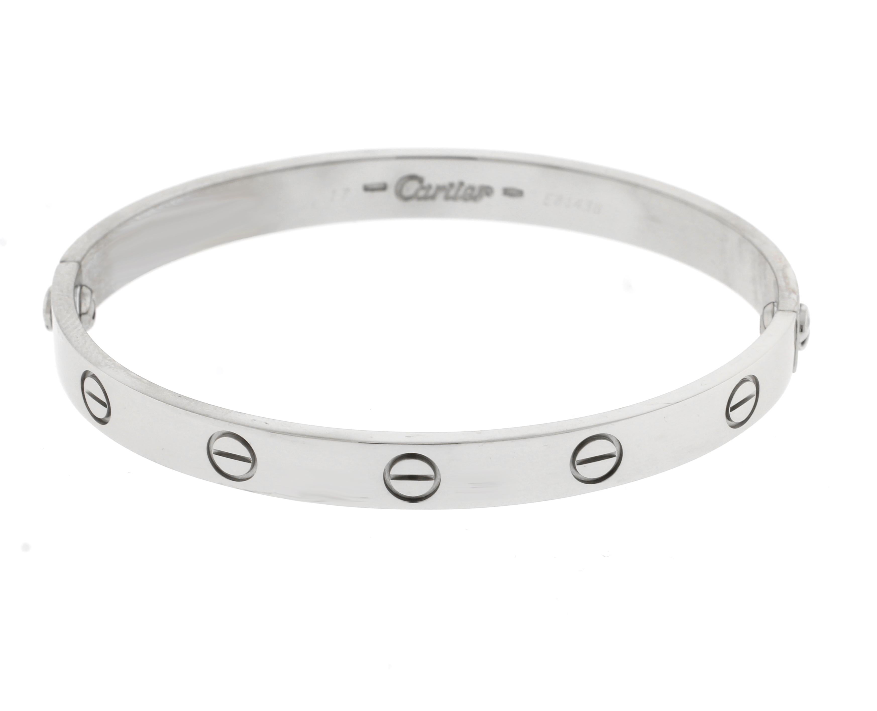 Das Cartier-Liebesarmband ist nach wie vor ein ikonisches Symbol der Liebe:: das sich über Konventionen hinwegsetzt. 
♦ Designer / Punzierungen: Cartier
♦ Original Streusystem
♦ Metall: 18 Weißgold
♦ Ca. 1990
♦ Größe 17
♦ Verpackung: Cartier Box ::