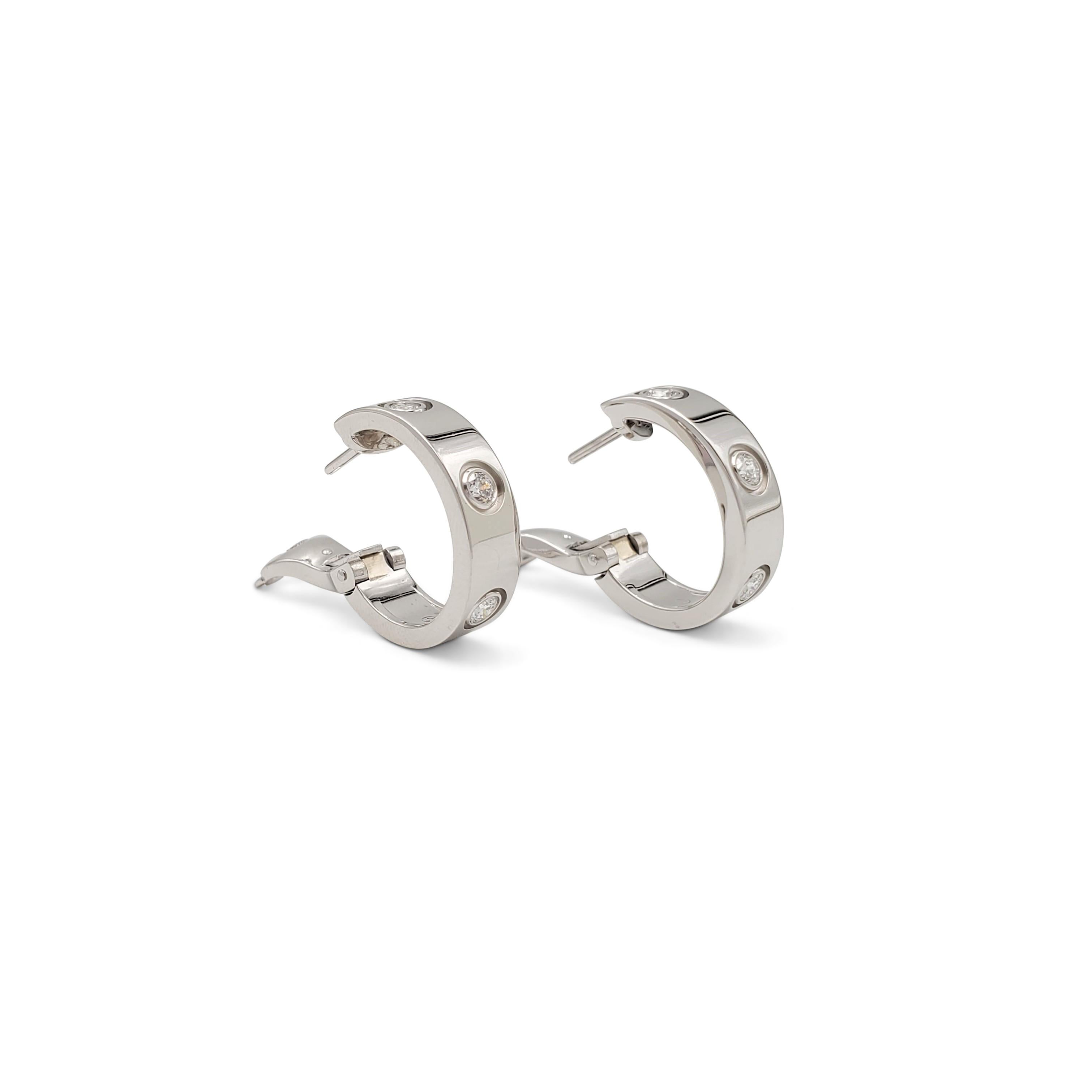 Authentische Cartier-Ohrringe 'Love' aus 18 Karat Weißgold:: besetzt mit sechs hochwertigen runden Diamanten im Brillantschliff (Farbe E-F:: Reinheit VS) mit einem geschätzten Gesamtgewicht von 0::42 Karat. Signiert Cartier:: 750:: mit Seriennummer.