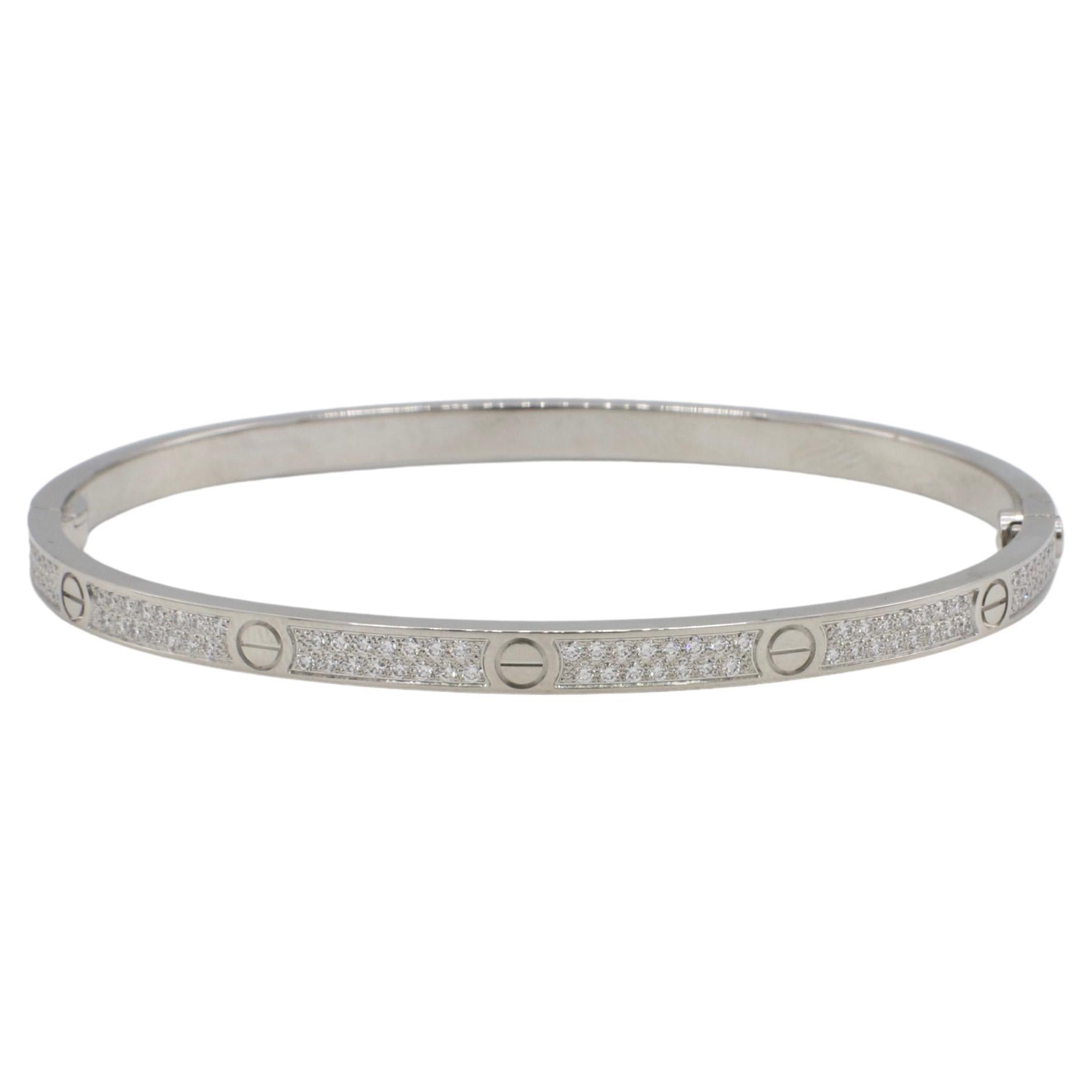 Cartier Liebe Weißgold natürliche Pave Diamant kleine Model Armreif Armband 
Metall: 18k Weißgold
Gewicht: 17,82 Gramm
Breite: 3,65 mm
Größe: 17
Diamanten: 177 natürliche Diamanten im Brillantschliff von insgesamt 0,95 Karat F-G VVS
Einzelhandel: