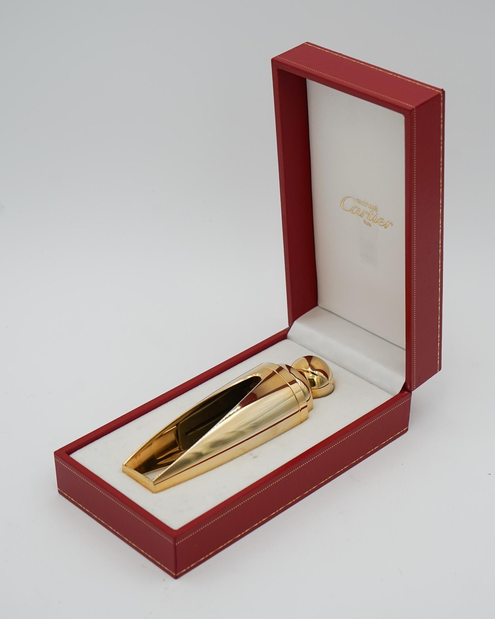 Antiquités de Londres


Magnifique flacon/atomiseur de parfum décoratif haut de gamme de Cartier, en finition dorée étincelante, conçu pour recharger les flacons de parfum, qui est encore vendu aujourd'hui ou simplement pour l'exposer ou l'utiliser