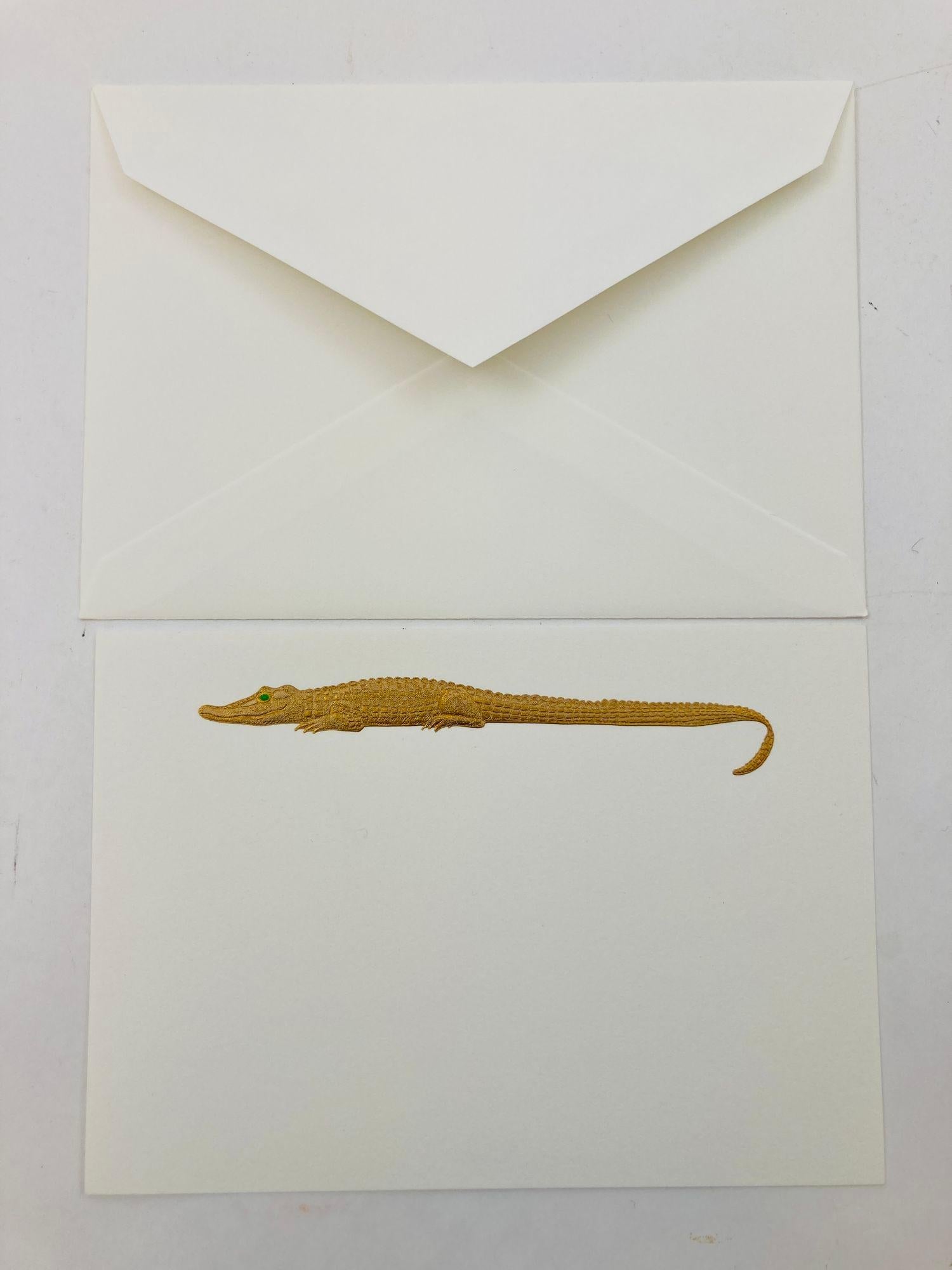 Cartier Karten- und Umschlag-Set mit dem ikonischen Krokodil La Dona Goldschmuck-Design.
Zu Ehren der Schauspielerin, Sängerin und treuen Cartier Kundin, María Félix.
Von allen Frauen, die bei Cartier einen dramatischen Auftritt hatten, ist María