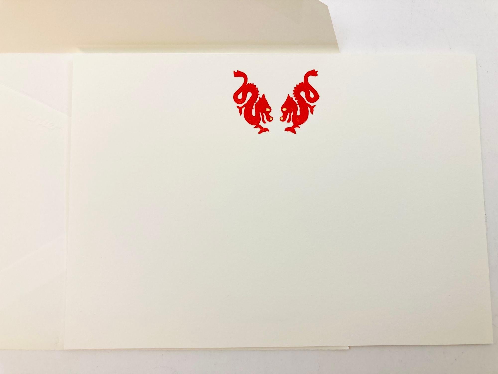 Cartier Karten- und Umschlag-Set mit dem ikonischen Schmuckdesign der roten chinesischen Drachen.
Authentic Luxury Cartier Briefpapier Karte Brief und Umschlag Red Chinese Dragons, limitierte Auflage Desk Accessoire.
Geprägter Karton, der Umschlag