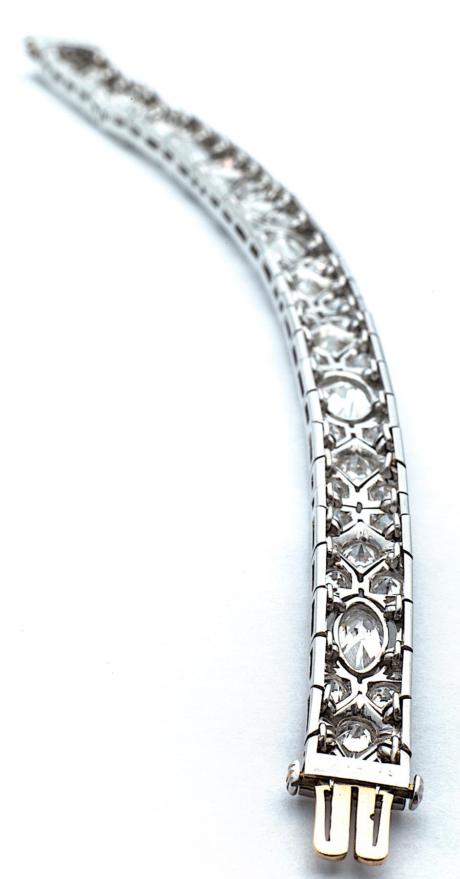 Cartier France Magnificent Art Deco Diamond Platinum Bracelet In Excellent Condition In Greenwich, CT
