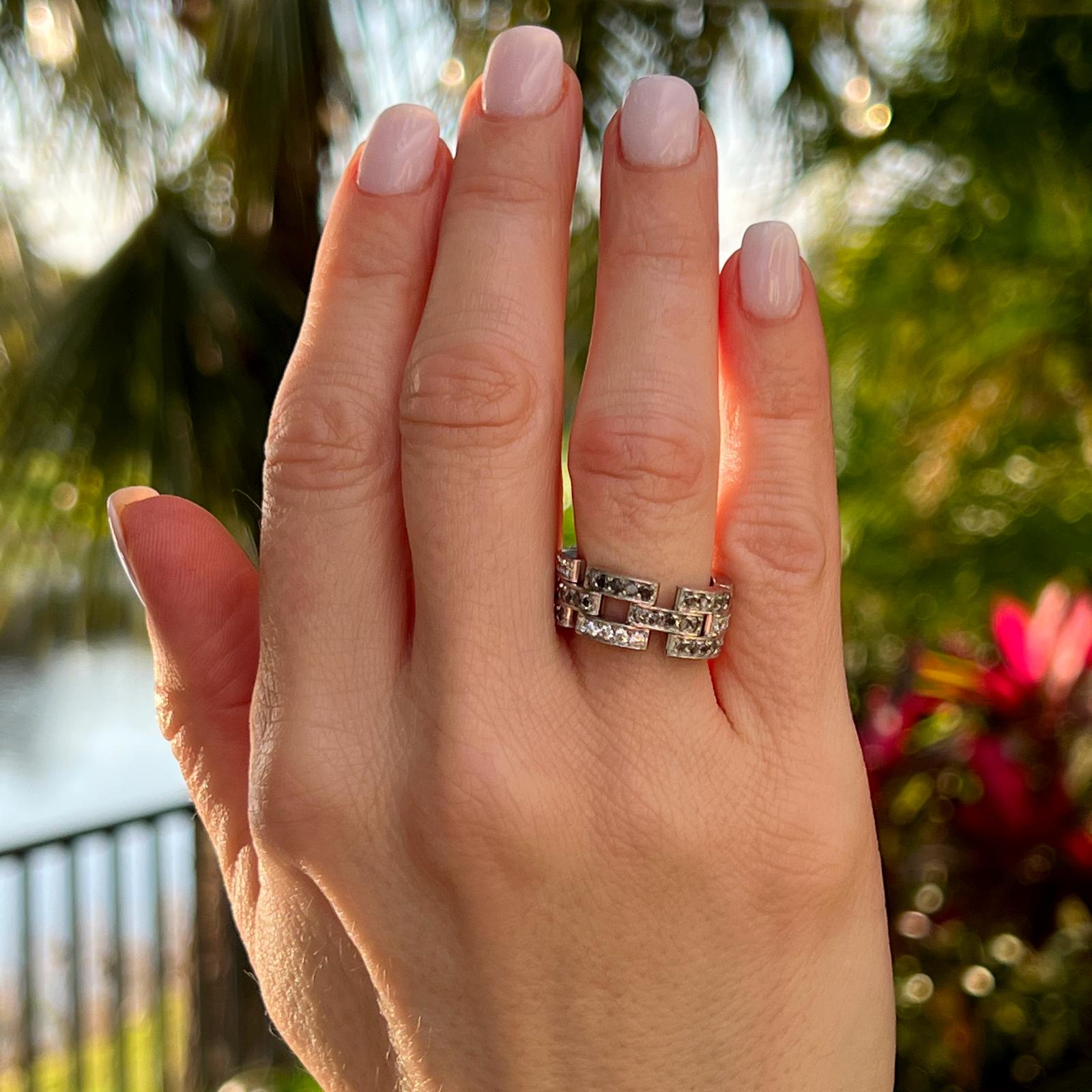 Bague Cartier Maillon Panthére en diamants, réalisée en or blanc 18 carats. L'anneau à maillons flexibles est orné de diamants ronds brillants blancs et noirs d'un poids total d'environ 1,62 carat. La bague mesure 8 mm de large et est de taille 7.