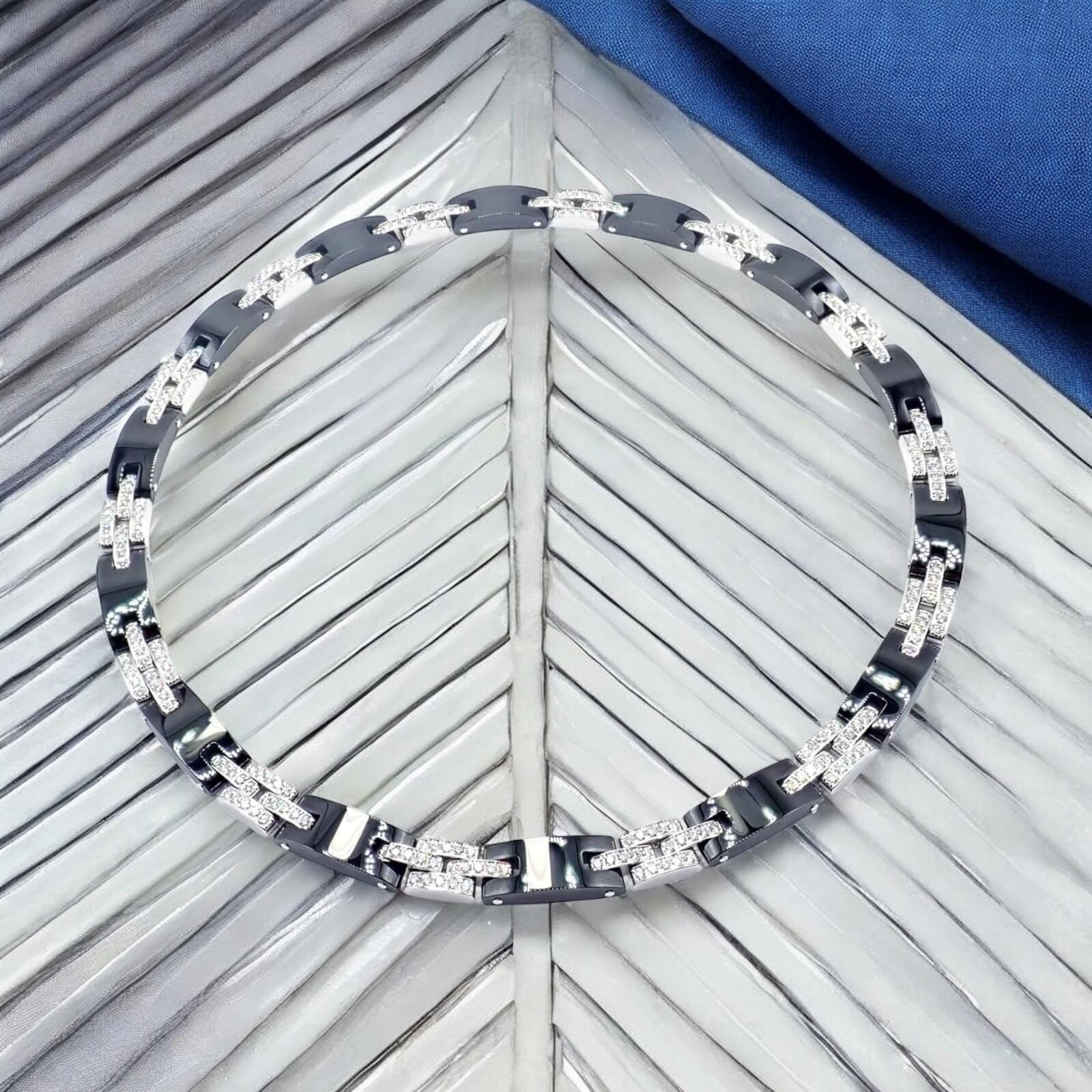 Collar de diamantes de cerámica de oro blanco de 18 quilates de Cartier. 
Forma parte de la impresionante colección 