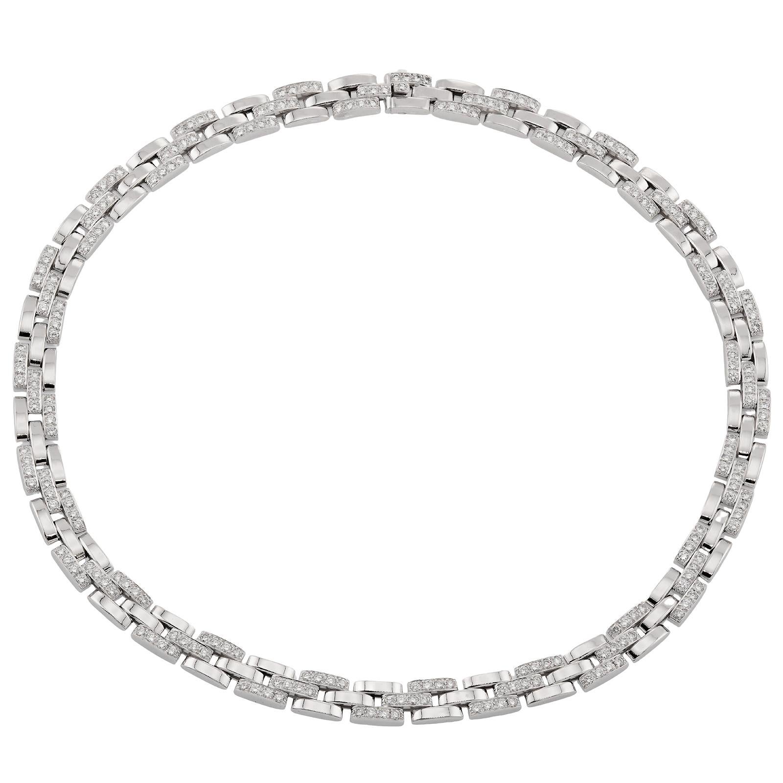 Questa favolosa collana Cartier dell'iconica collezione Maillon Panthere presenta 3 file di maglie rettangolari realizzate in oro bianco 18 carati e incastonate con circa 240 diamanti rotondi taglio brillante D-E-F VVS1-VVS2 per un peso stimato di
