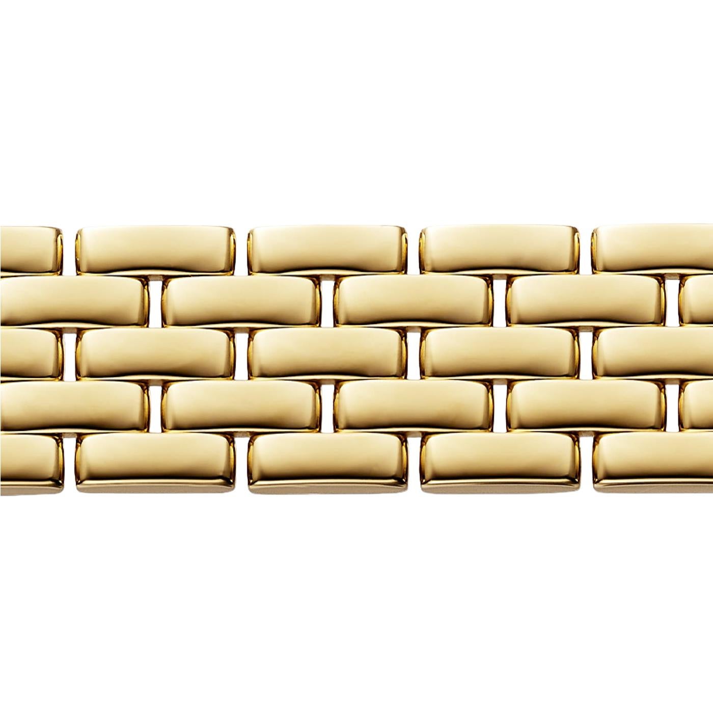 This collection is named after the Panthère jewels, Cartier's icon. The creature inspires the precious and supple movements of the chain that adorns the neck or wrist with sensuality.

Details:
Brand: Cartier
Model: Maillon Panthère 
Size: 16