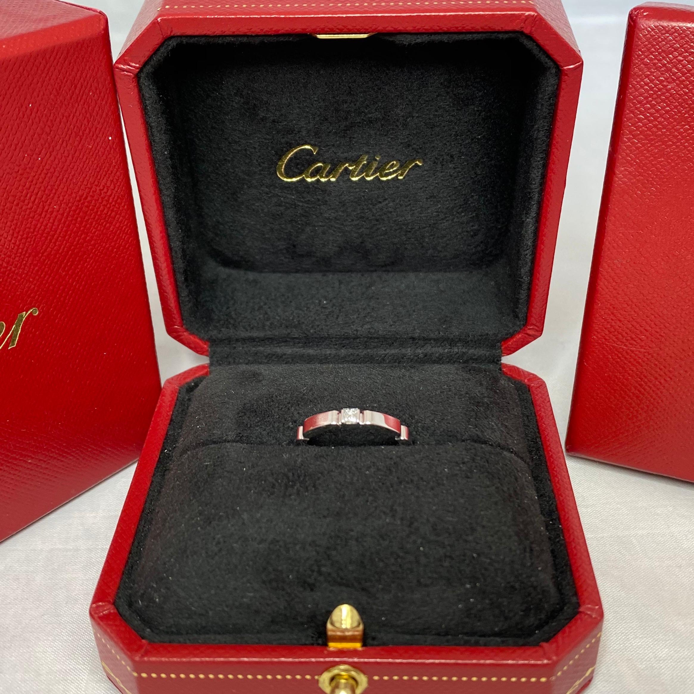 Cartier Maillon Panthere18k Weißgold Prinzessinnenschliff Diamant Band Ring in Cartier Box.

Schöner Bandring aus Weißgold mit einem 2,5 mm großen Diamanten im Prinzessinnenschliff. Der Diamant misst 2,5 mm (ca. 0,10 ct). Edle Schmuckhäuser wie