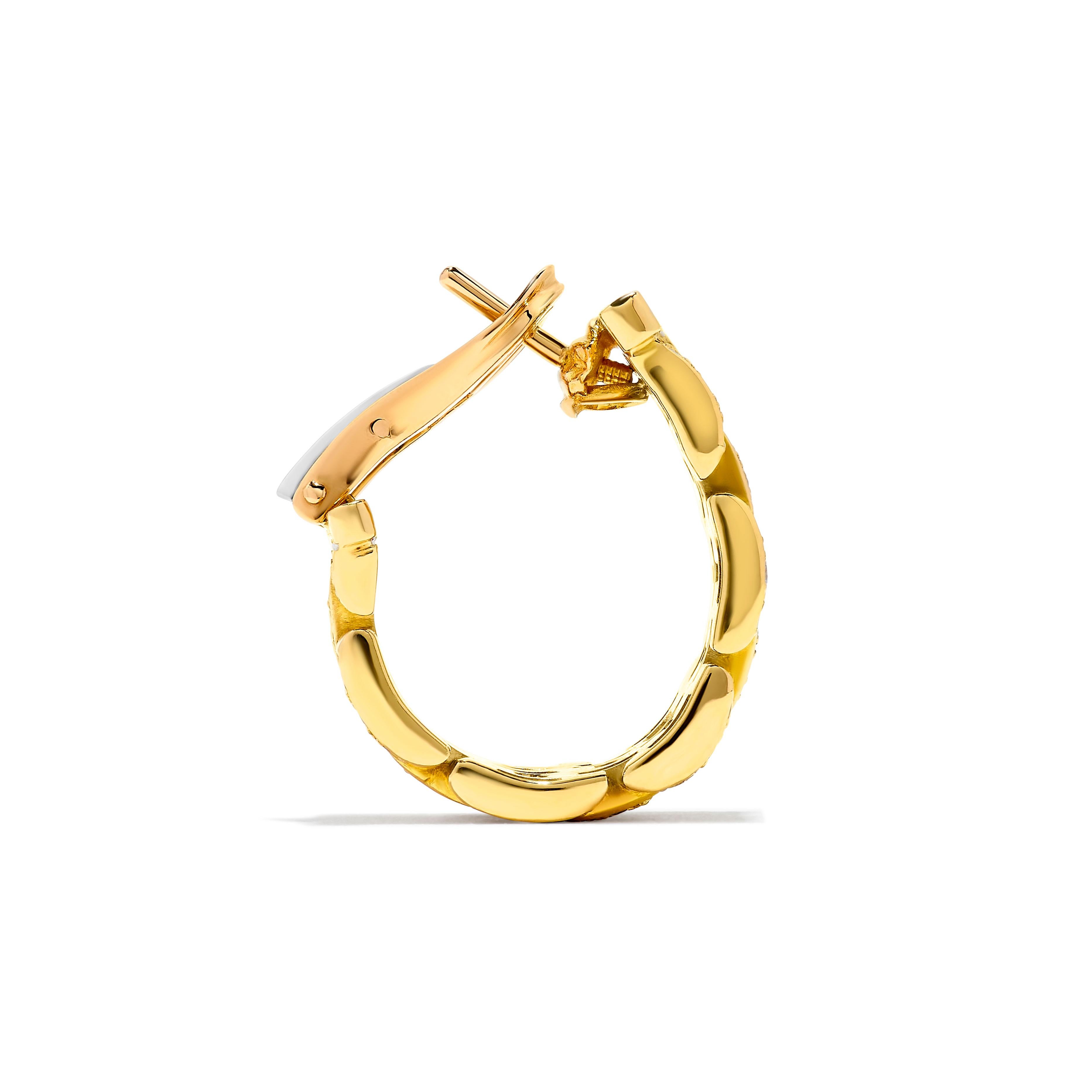 Boucles d'oreilles « Maillon Panthère » de Cartier en or jaune et diamants en vente 1
