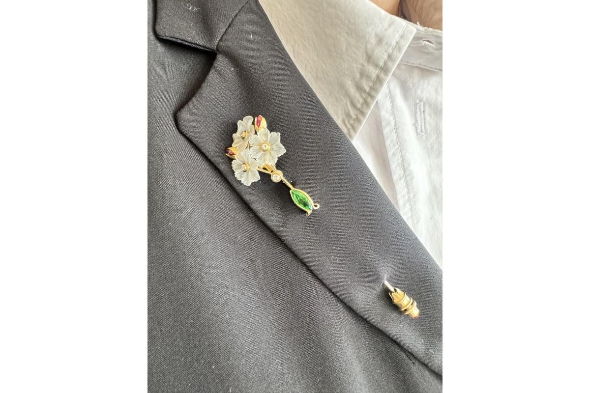 Old gold pin for a jabot in the Cartier style. A beautiful decoration in the form of a bouquet of flowers, it will work great as a women's or men's brooch today.

Origin: probably Great Britain, around 1910-1930.

Length: approx. 10 cm

Product
