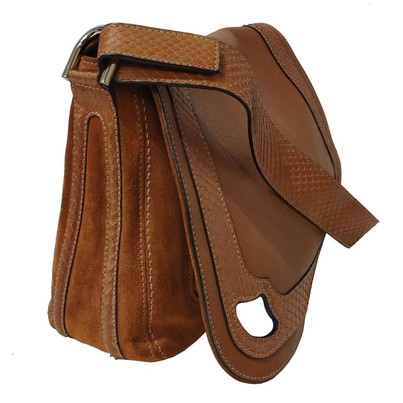 Marcello saddle bag
Leather
Cognac color
Real python strap
Can be carried by hand too
Large external pocket
Additional zipped pockets
Cm 33 x 23 x 11 (12,99 x 9 x 4,33 inches)